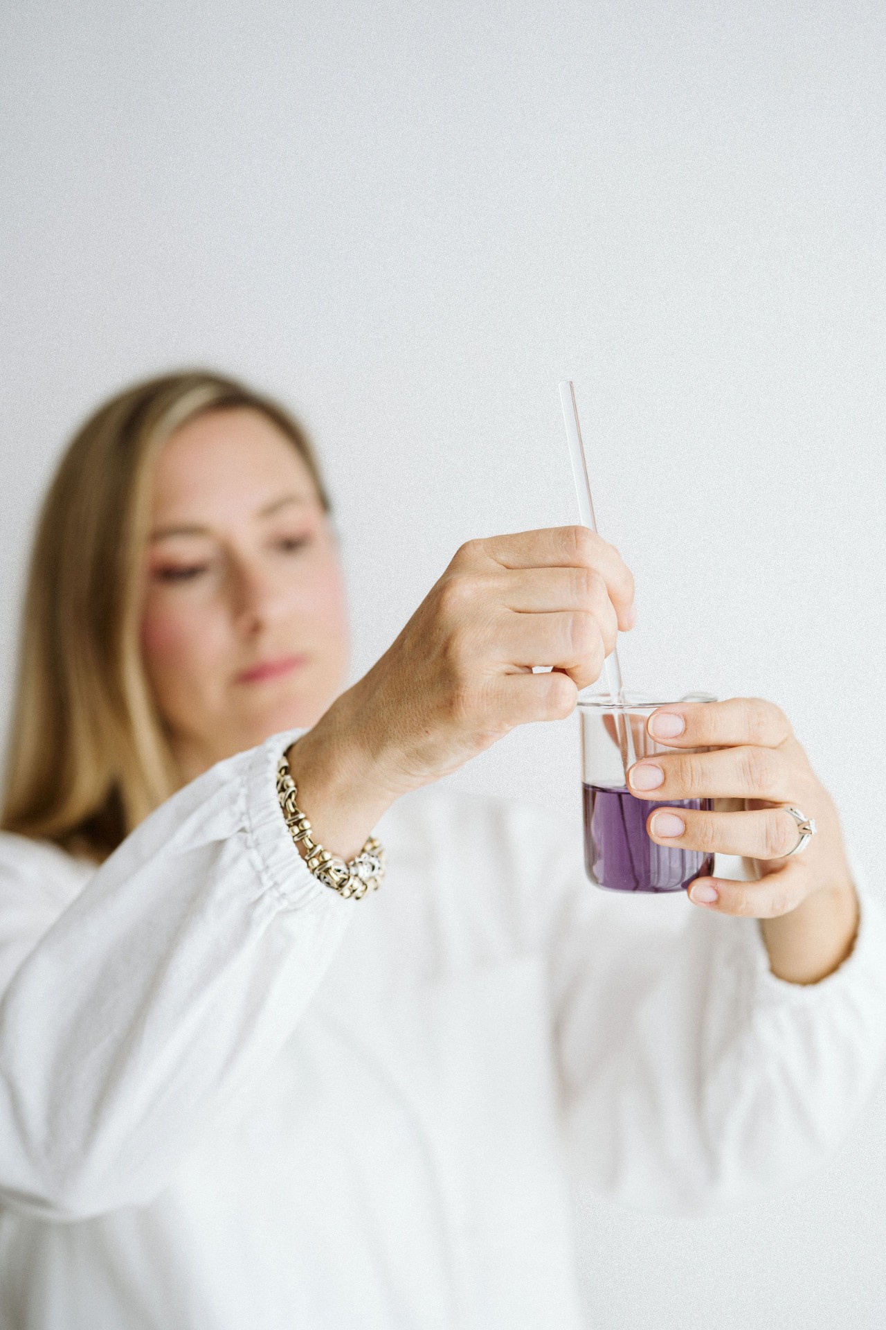 Elisabetta al lavoro nel laboratorio Hdemiae