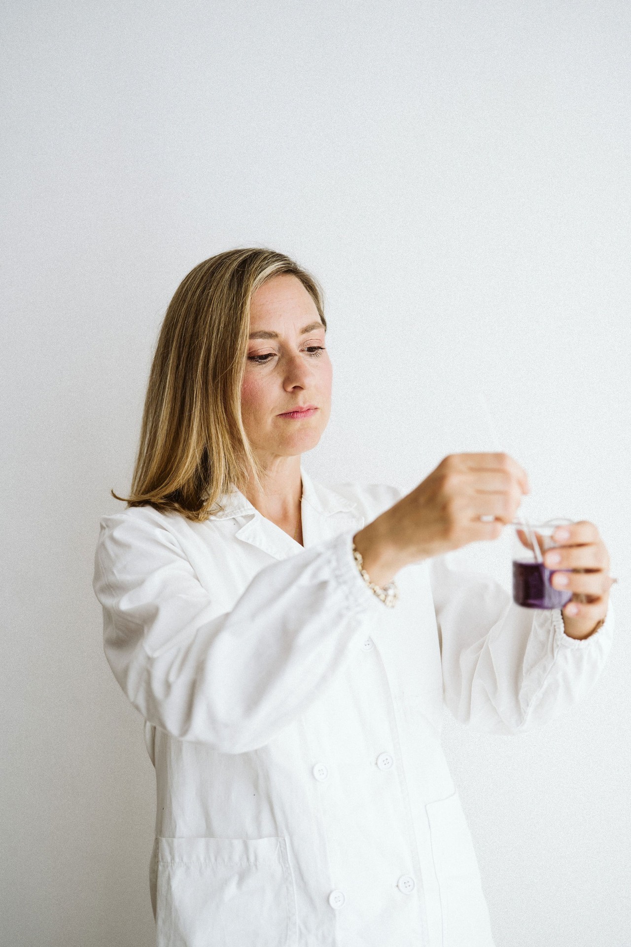 Elisabetta al lavoro nel laboratorio Hdemiae