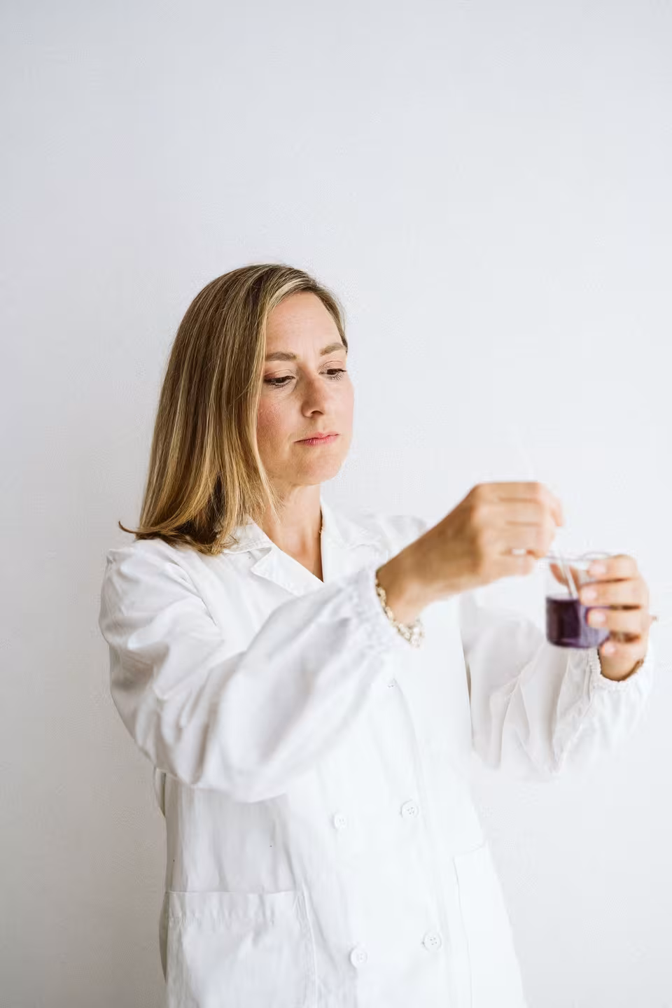 Elisabetta al lavoro nel laboratorio Hdemiae
